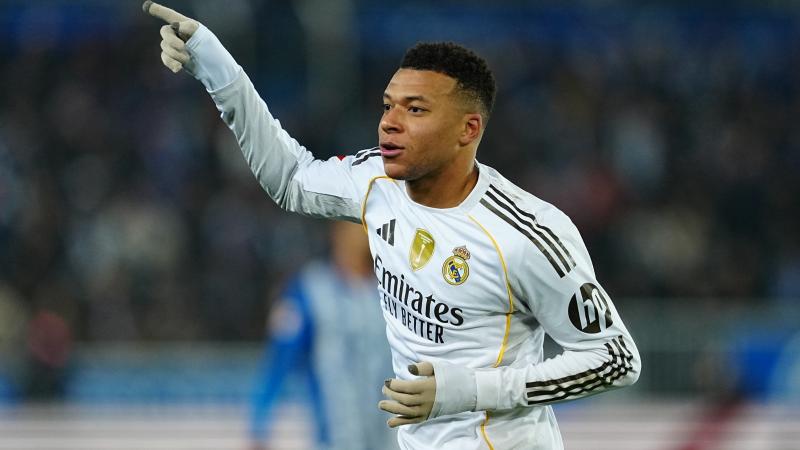 基米希被法比安鲁伊斯爆头，裁判未做表示，VAR未介入（法比安鲁伊斯击中基米希头部，裁判未示意，VAR未介入）