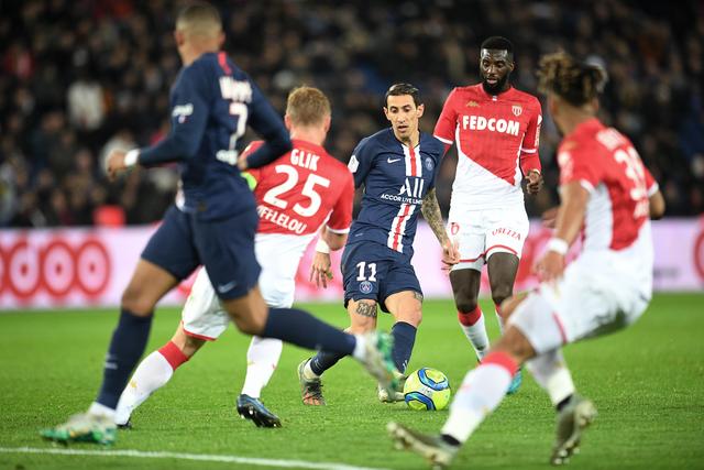 基米希被法比安鲁伊斯爆头，裁判未做表示，VAR未介入（法比安鲁伊斯击中基米希头部，裁判未示意，VAR未介入）