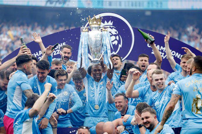 冠军捧杯时刻！这张合影里，有国乒三连冠的荣光，更有竞技体育的热血与温情！（捧杯瞬间定格！这一合影凝聚国乒三连冠的荣耀，也写满竞技体育的热血与温情）