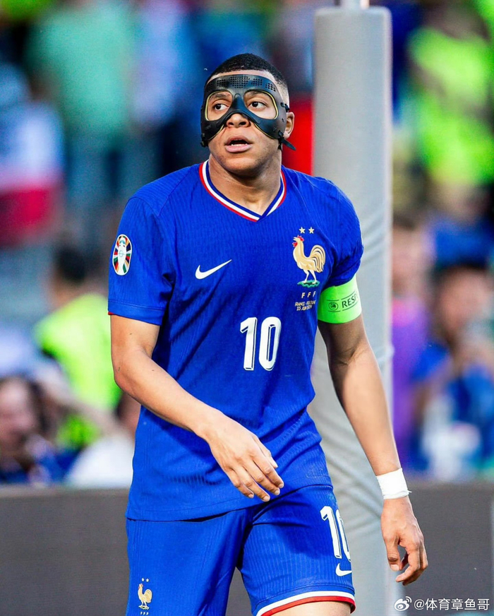 默特萨克、于大宝观战梅州U15vs浙江U15，并与小球员互动（默特萨克、于大宝到场观看梅州U15对阵浙江U15，并与小球员亲切互动）