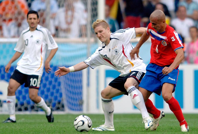 切尔西后腰身体素质远超德罗巴，穆里尼奥夸他一天能踢两场英超（穆帅盛赞蓝军后腰体能逆天：一天能连踢两场英超，强过德罗巴）