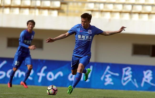 太阳报：麦克托米奈领意甲最佳球员奖，被女友透视着装抢风头（太阳报：麦克托米奈加冕意甲最佳，女友透视造型抢尽风头）