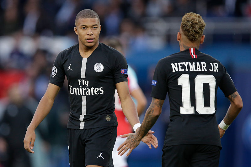 巴萨队长因心理危机或告别诺坎普，关键战屡失误后彻底扛不住了？（关键战频频失误，巴萨队长疑陷心理困境，或将告别诺坎普？）