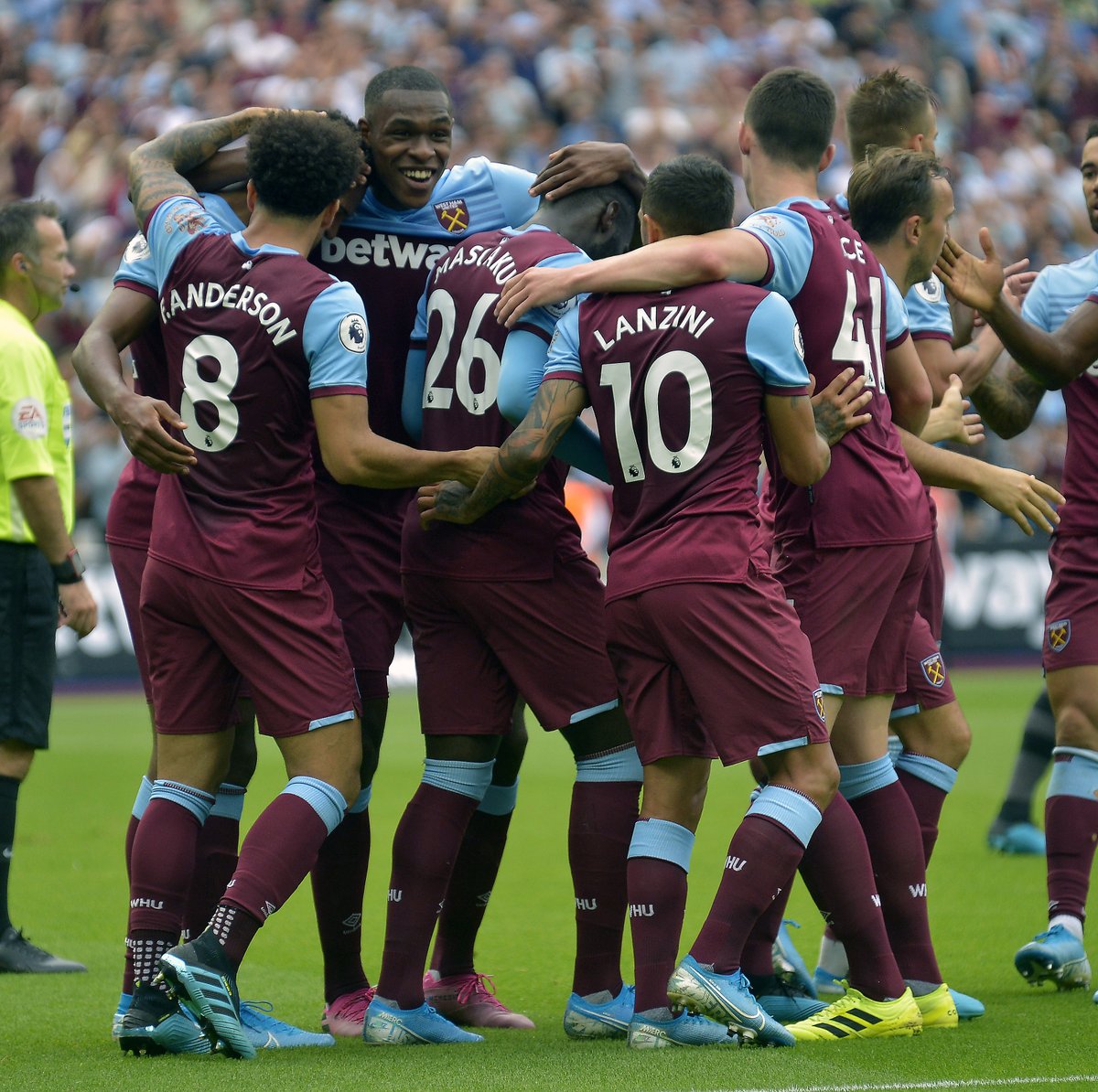 荷兰女国脚罗尔德公开谈论与女友恋情，两人曾因亲密照片受批评（荷兰女足国脚罗尔德谈与女友恋情，曾因亲密照遭批评）