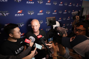 中超赛季刚落幕，武汉三镇却遭遇重磅打击，明年保级形势堪忧（中超谢幕之时，武汉三镇遭重创，来季保级前景不容乐观）